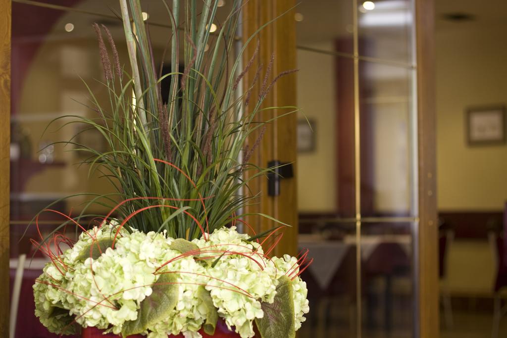 Hotel Zvonimir Otočac Екстериор снимка