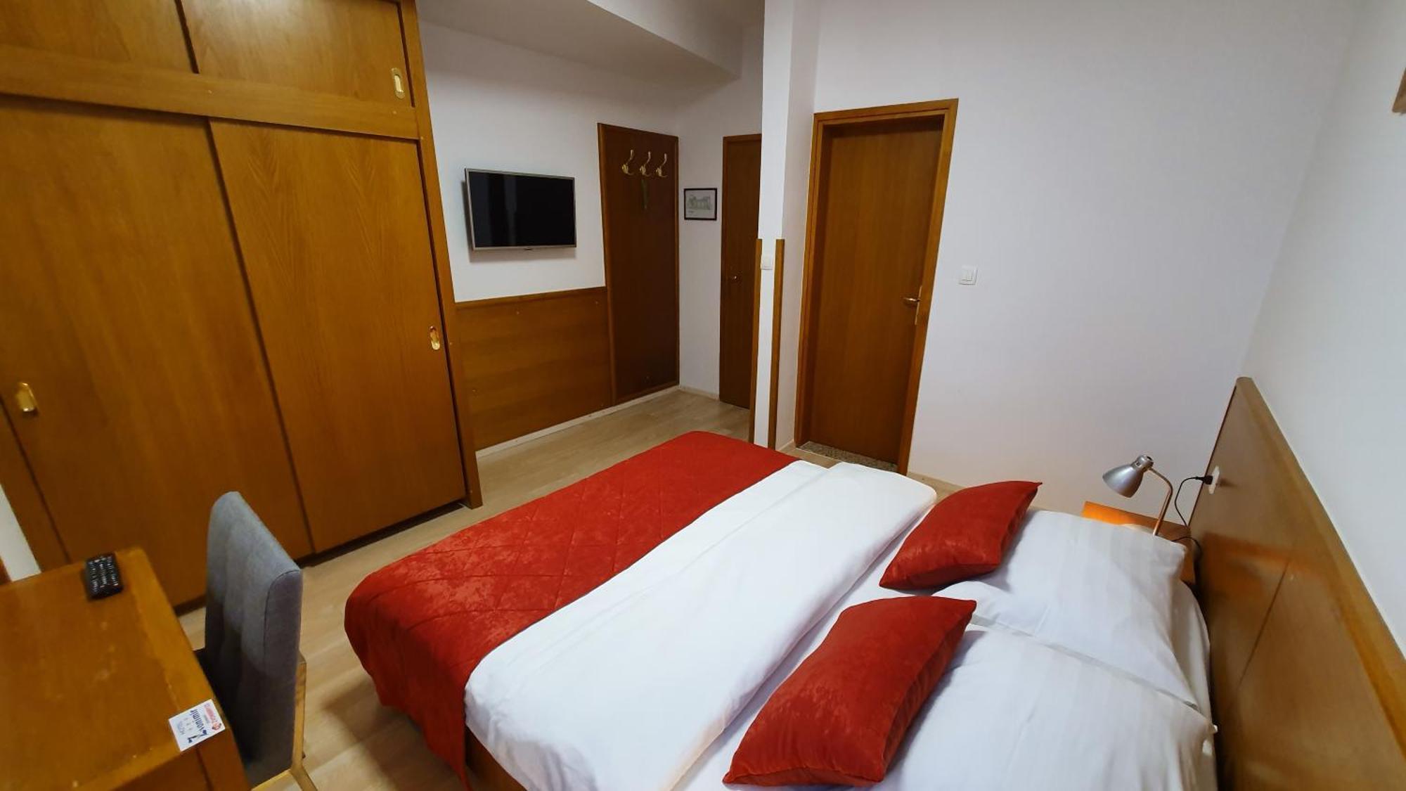 Hotel Zvonimir Otočac Екстериор снимка