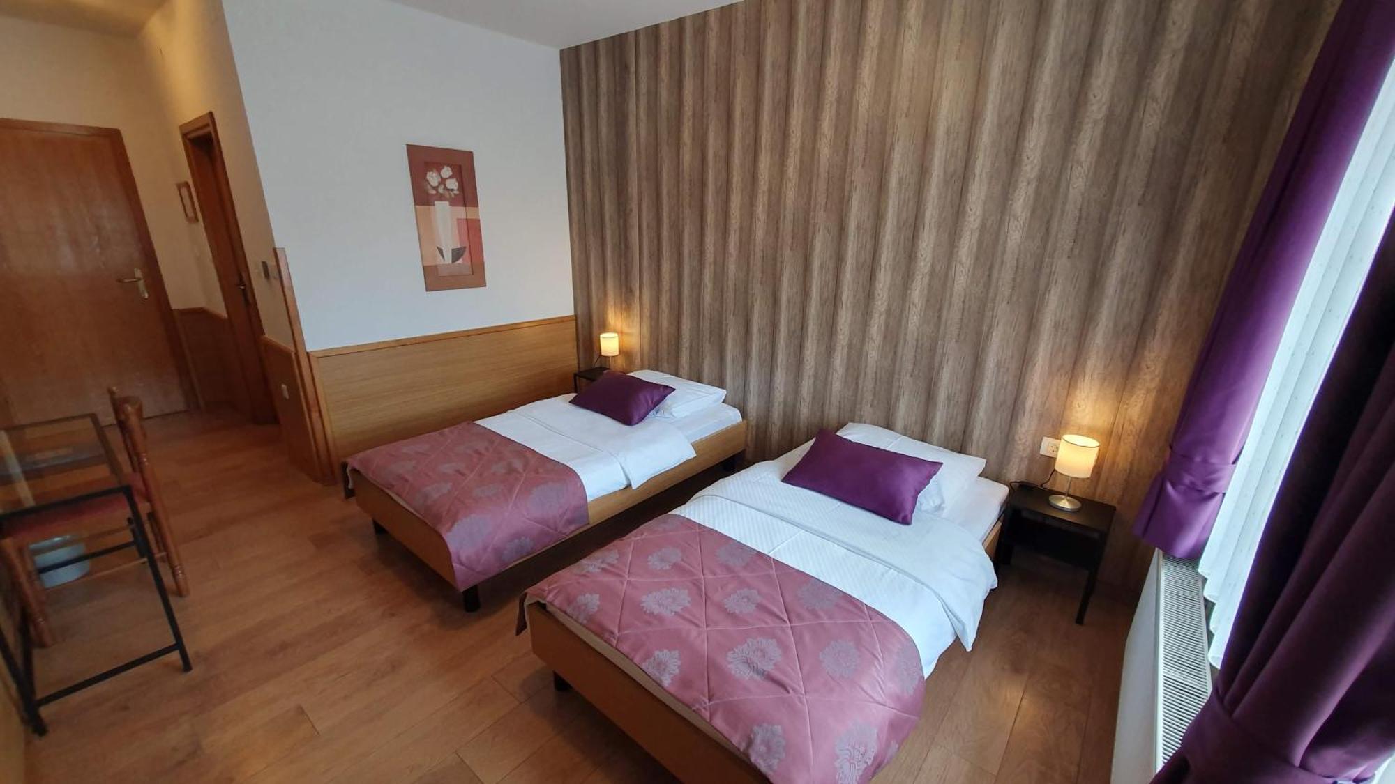 Hotel Zvonimir Otočac Екстериор снимка