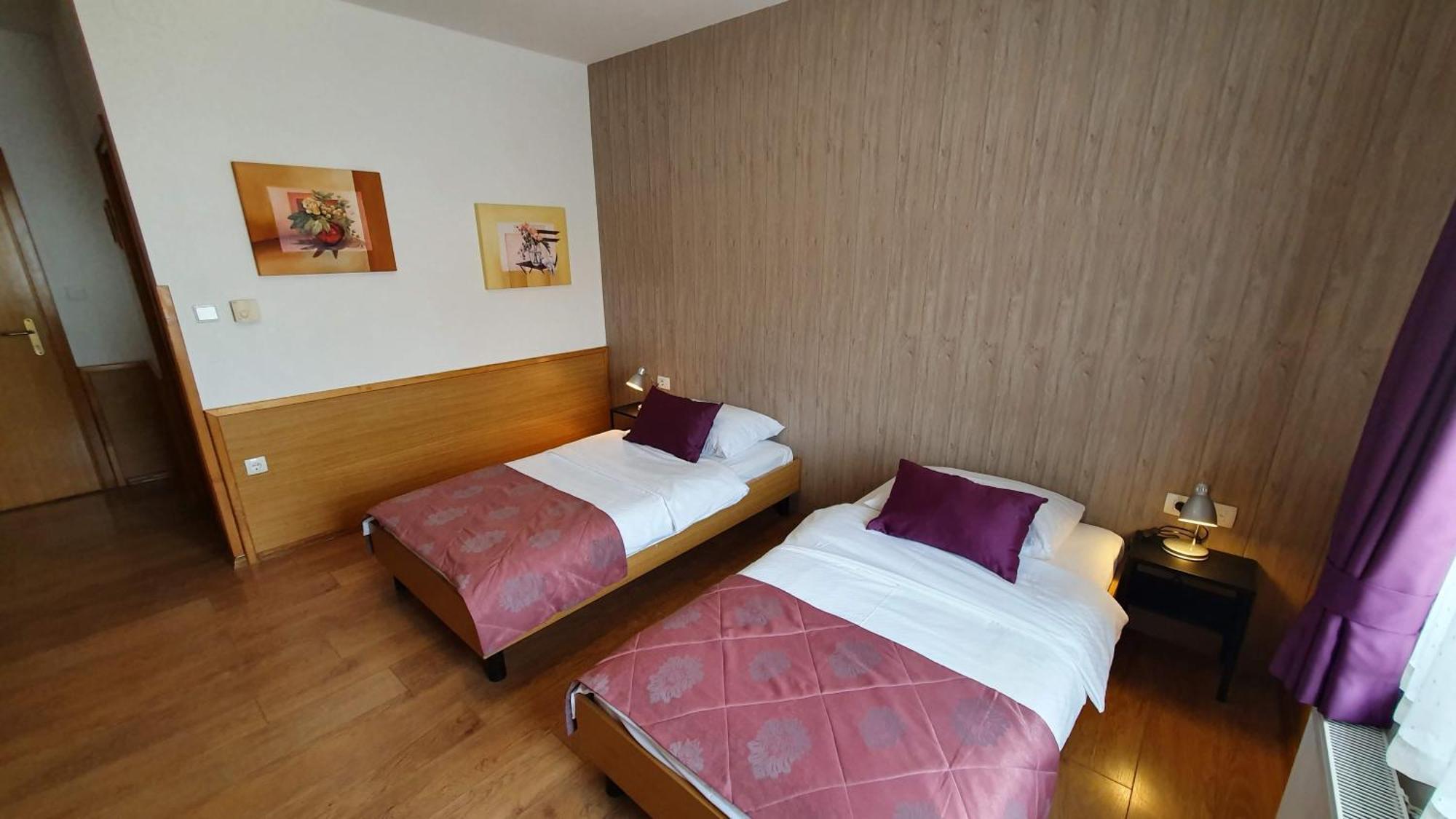 Hotel Zvonimir Otočac Екстериор снимка