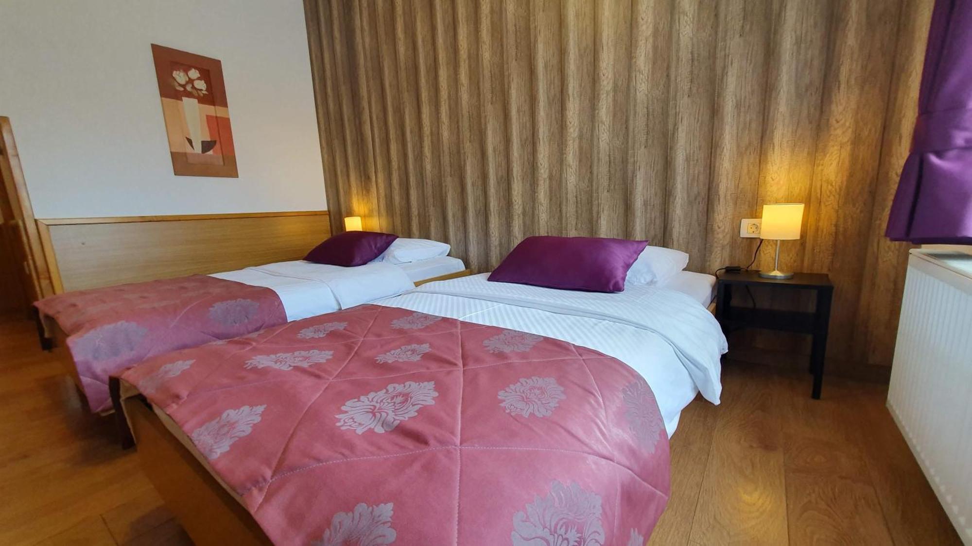Hotel Zvonimir Otočac Екстериор снимка