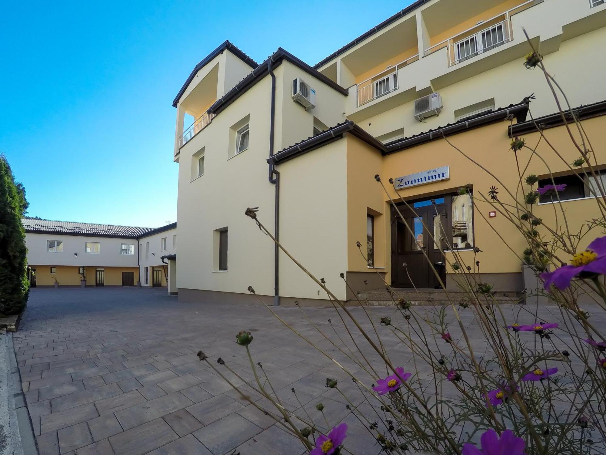 Hotel Zvonimir Otočac Екстериор снимка