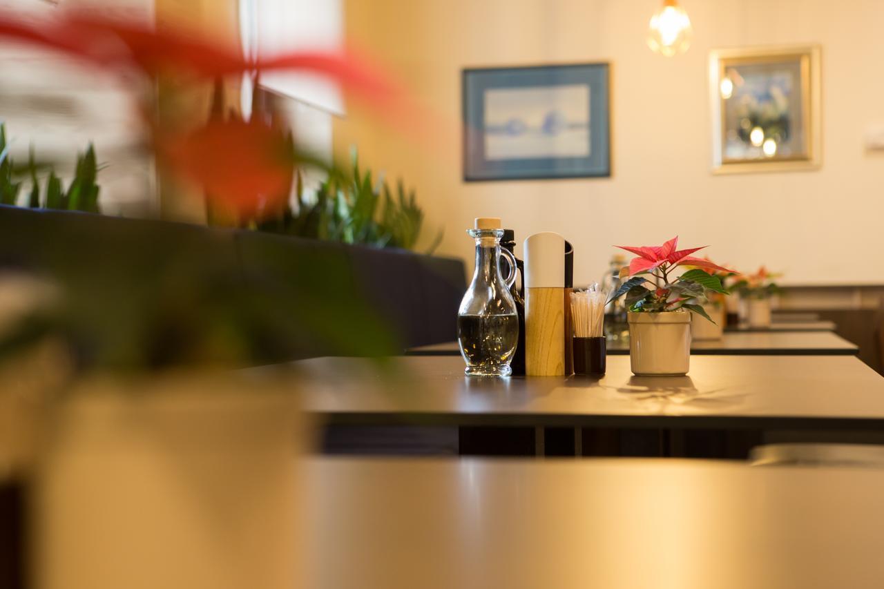 Hotel Zvonimir Otočac Екстериор снимка