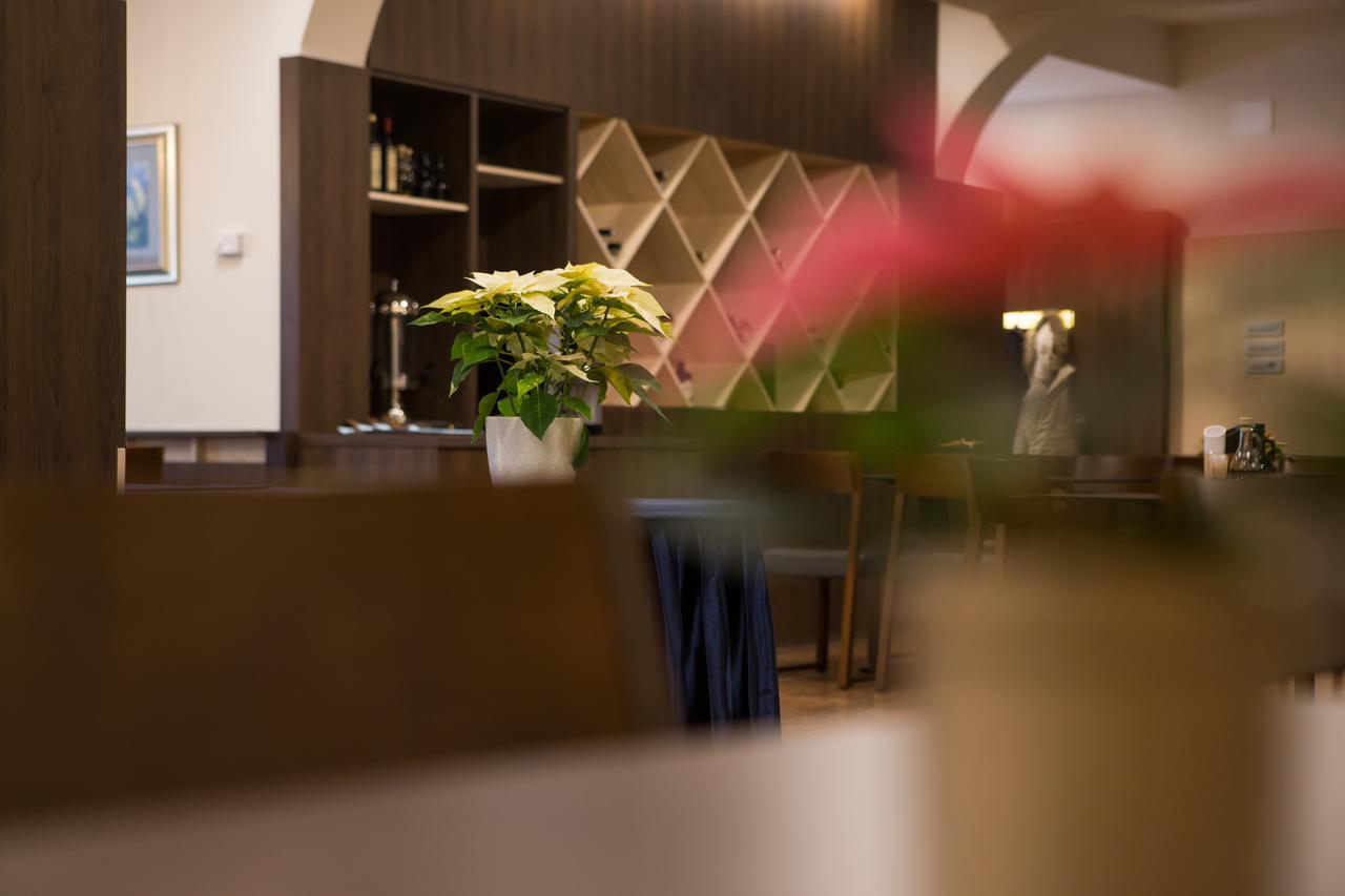 Hotel Zvonimir Otočac Екстериор снимка