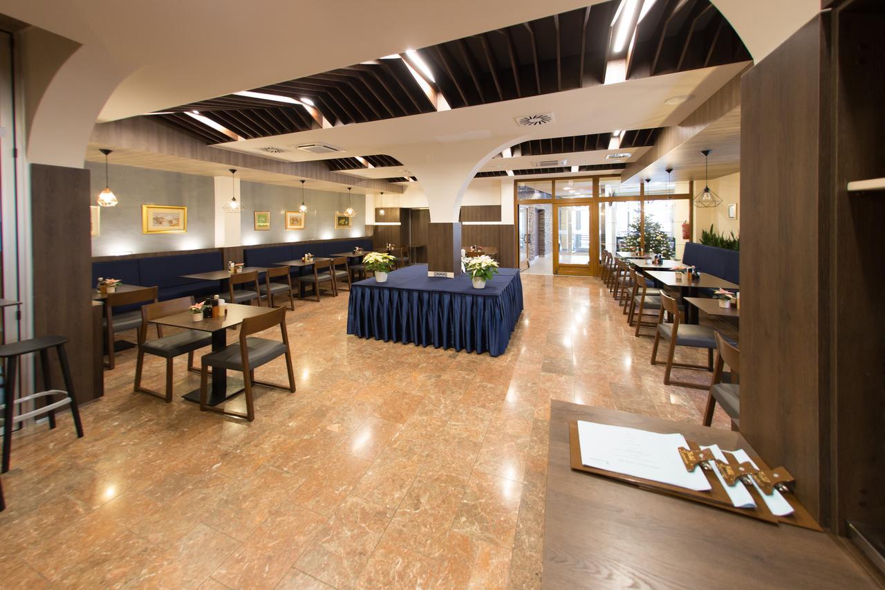 Hotel Zvonimir Otočac Екстериор снимка