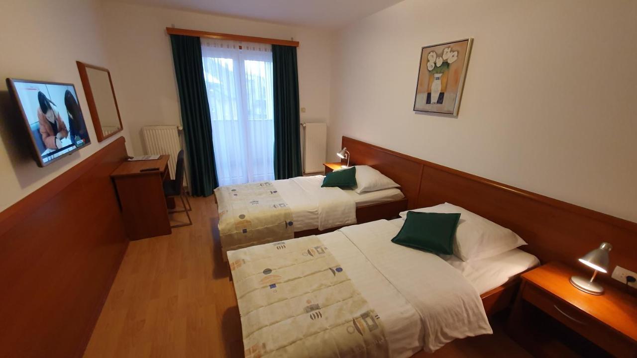 Hotel Zvonimir Otočac Екстериор снимка