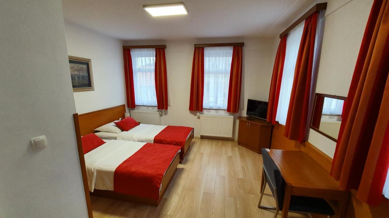 Hotel Zvonimir Otočac Екстериор снимка