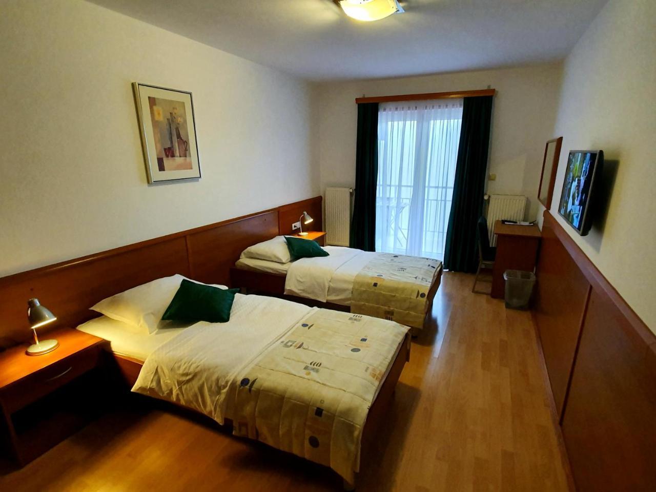 Hotel Zvonimir Otočac Екстериор снимка