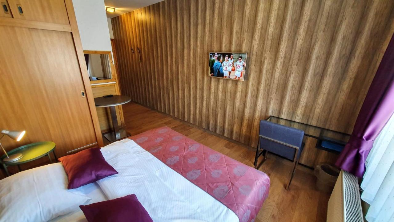 Hotel Zvonimir Otočac Екстериор снимка